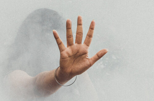 Ręka kobiety duszącej się oparami smogu